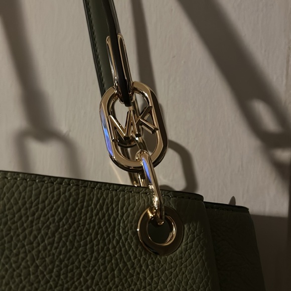 Michael Kors Trisha Large Pebbled Leather Shoulder Bag - Picture 10 of 12